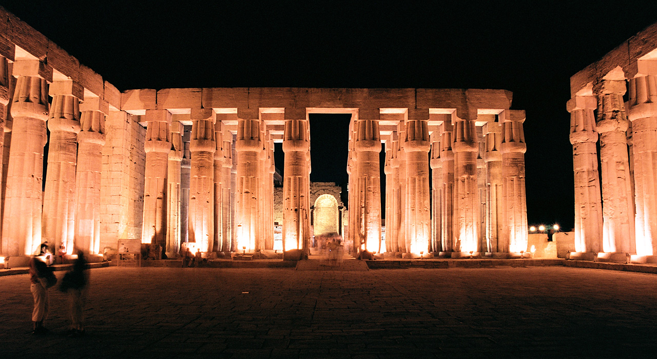 Luxor_Luxor_Temple_inside_at_night_Egypt_Oct_2004